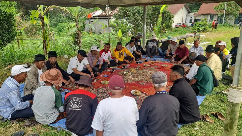 Peserta lomba layang layang Baradaik berkumpul/ diskusi sebelum lomba dimulai.